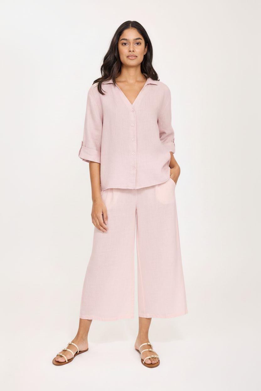 Model wearing pink mist linen outfit. Great easy travel wear or for summer dressing.