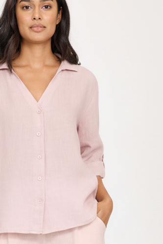 Model wearing pink mist linen outfit. Great easy travel wear or for summer dressing.